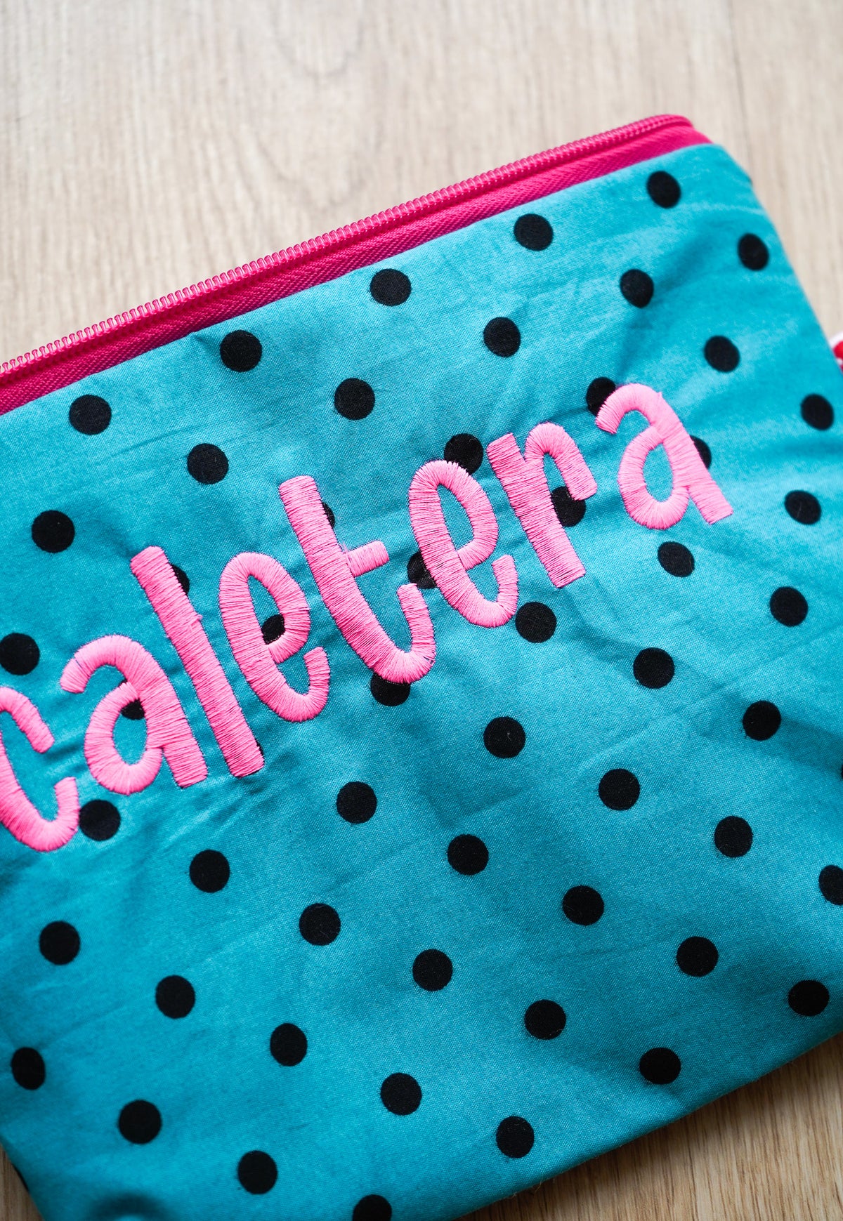 Neceser Caletera turquesa/lunares negros, letra rosa