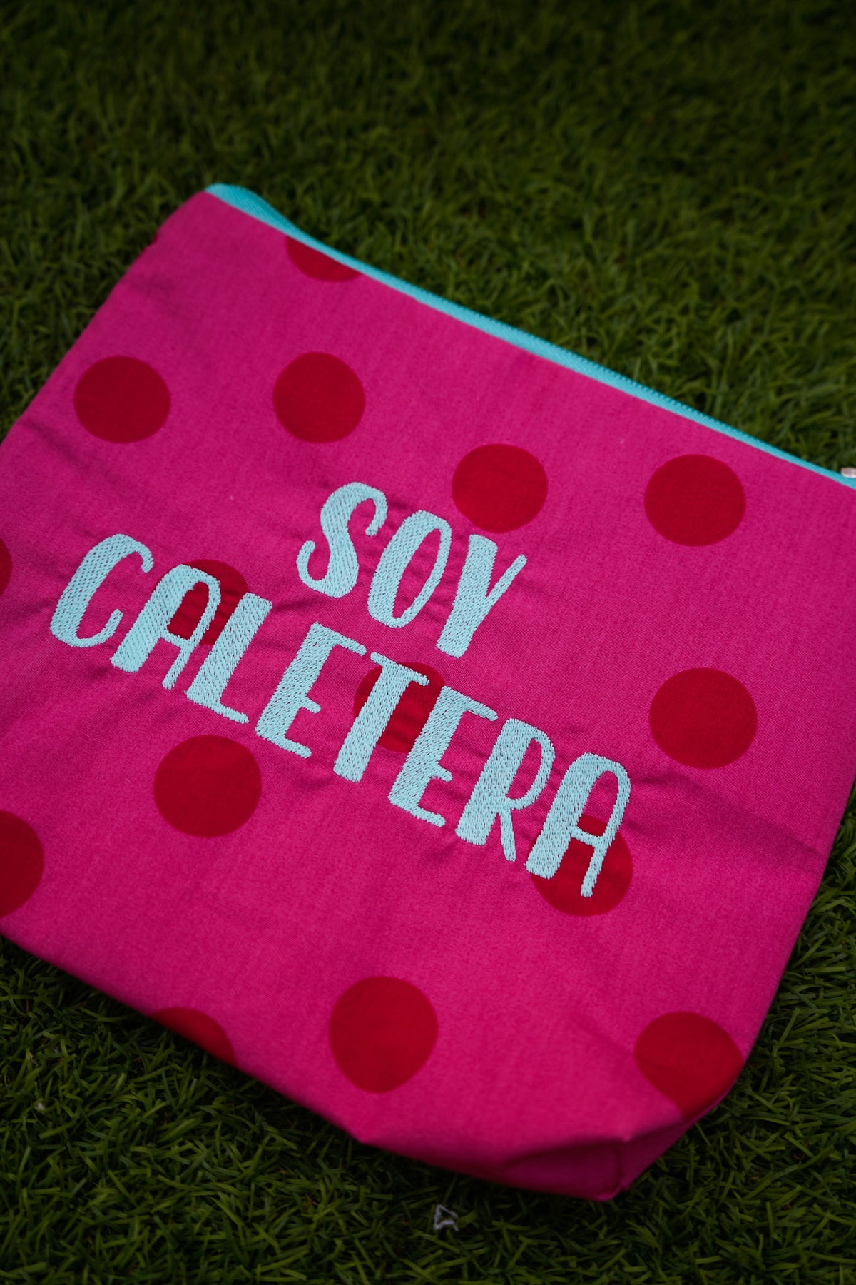 Rosa lunares rosas letra celeste - Soy Caletera - Neceser