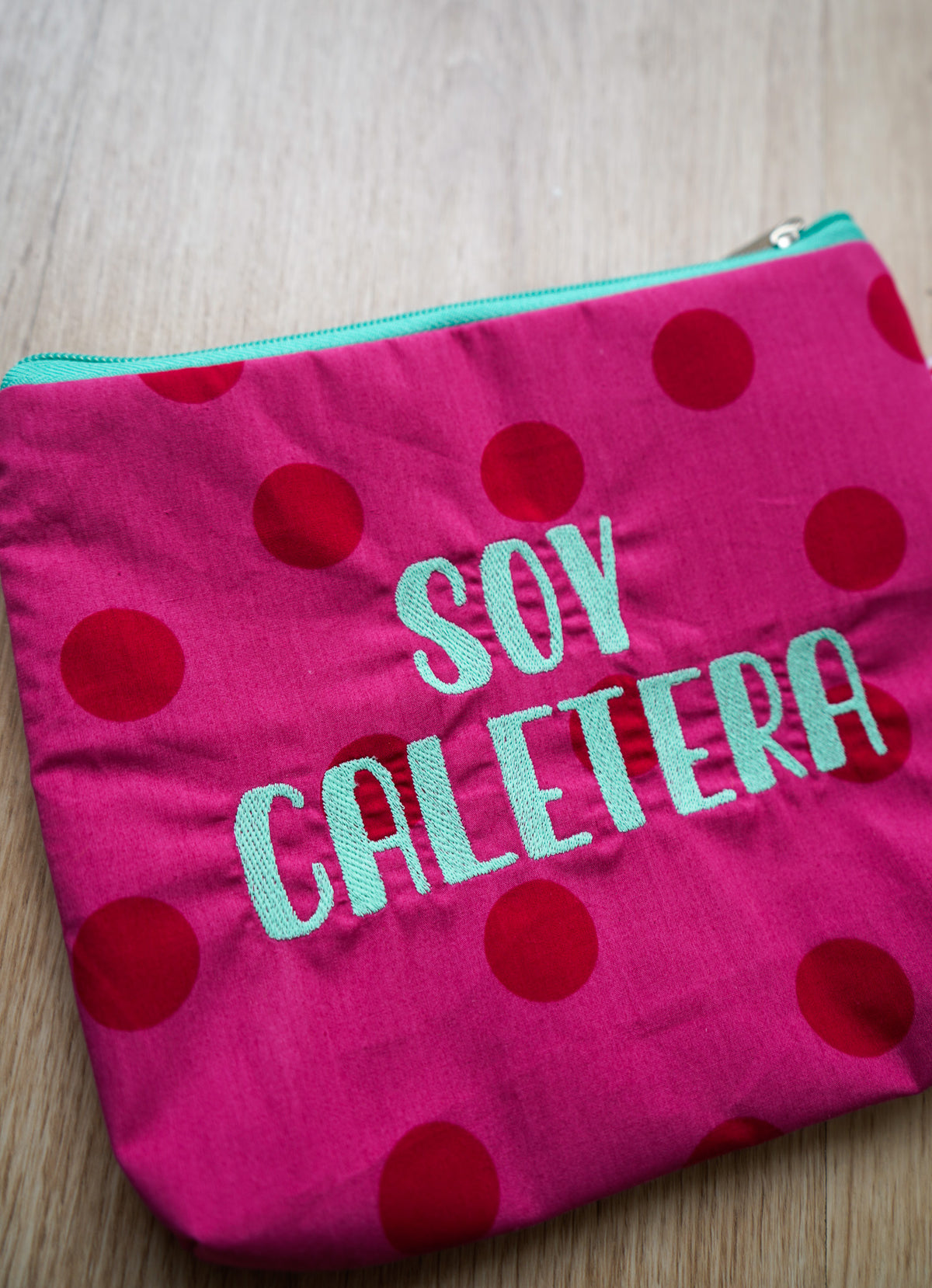 Rosa lunares rosas letra celeste - Soy Caletera - Neceser