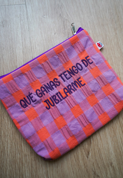 Lila cuadros naranja letra morada - Qué ganas tengo de jubilarme - Neceser