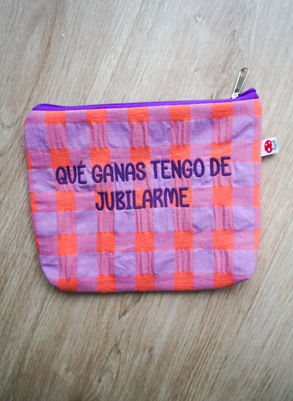 Lila cuadros naranja letra morada - Qué ganas tengo de jubilarme - Neceser