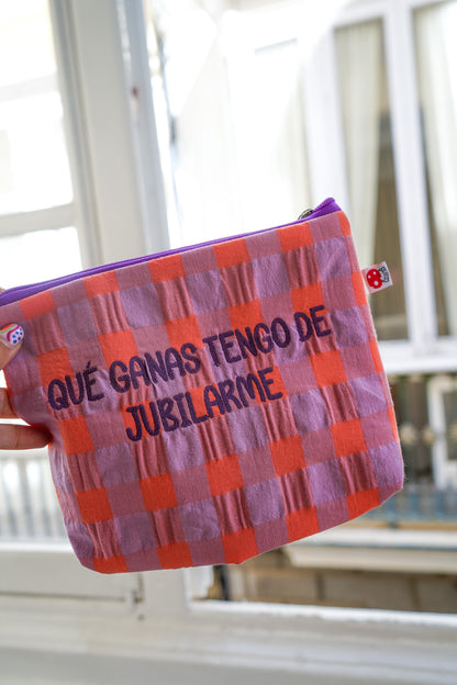 Lila cuadros naranja letra morada - Qué ganas tengo de jubilarme - Neceser