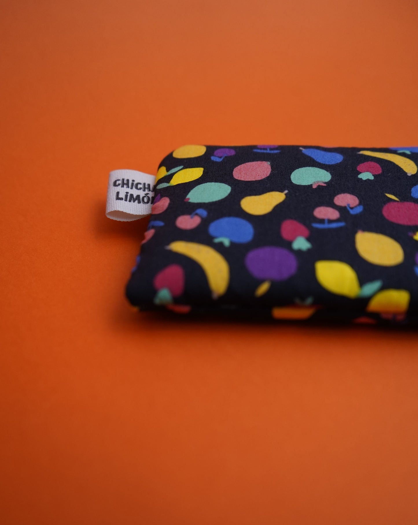 Monedero de frutas fondo negro