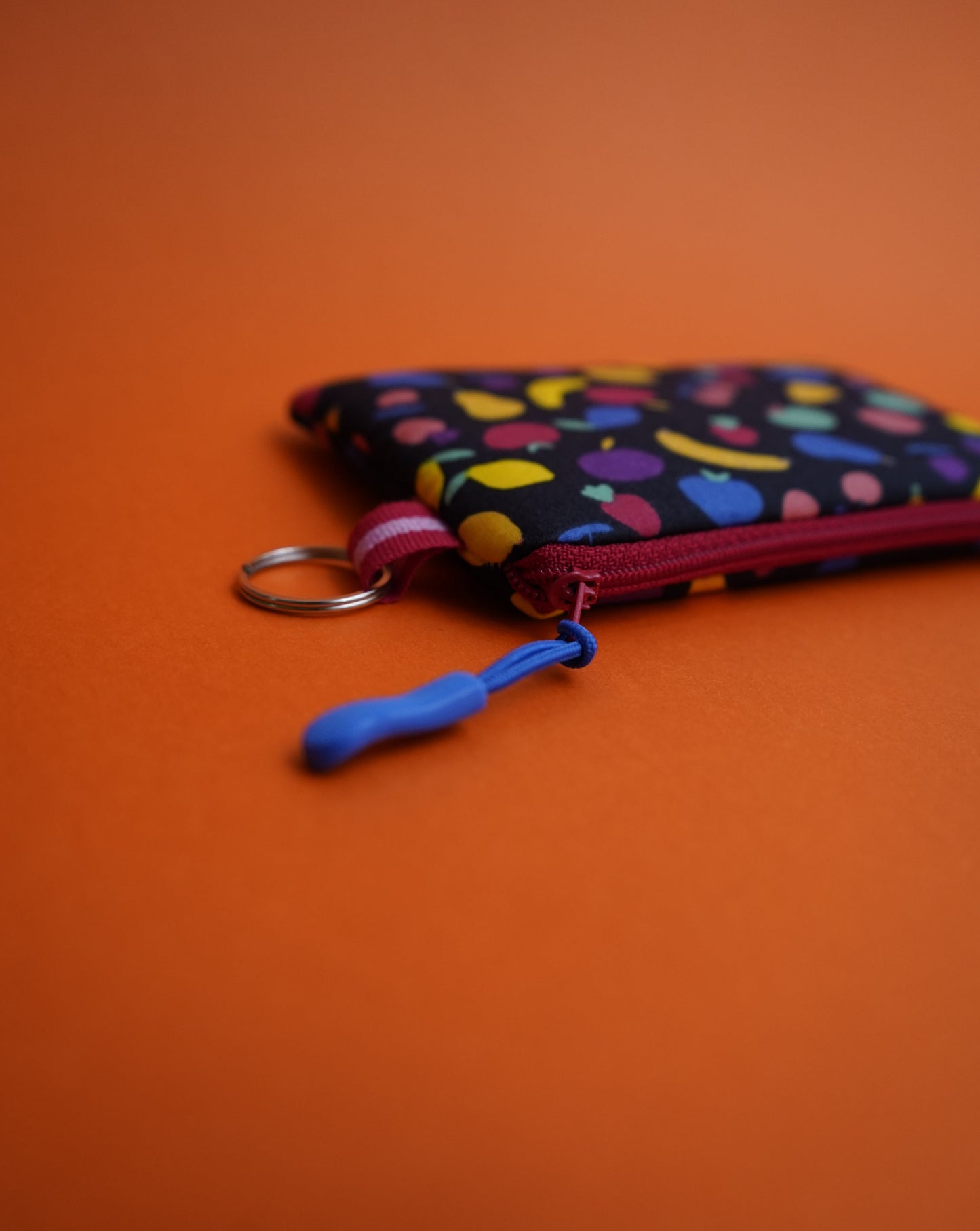 Monedero de frutas fondo negro