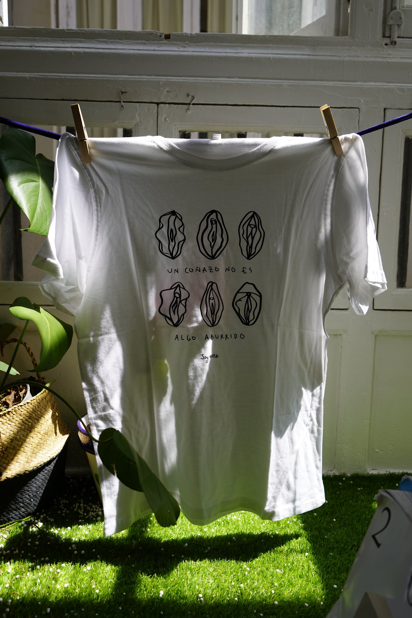 Camiseta coños ilustrados Un coñazo no es algo aburrido