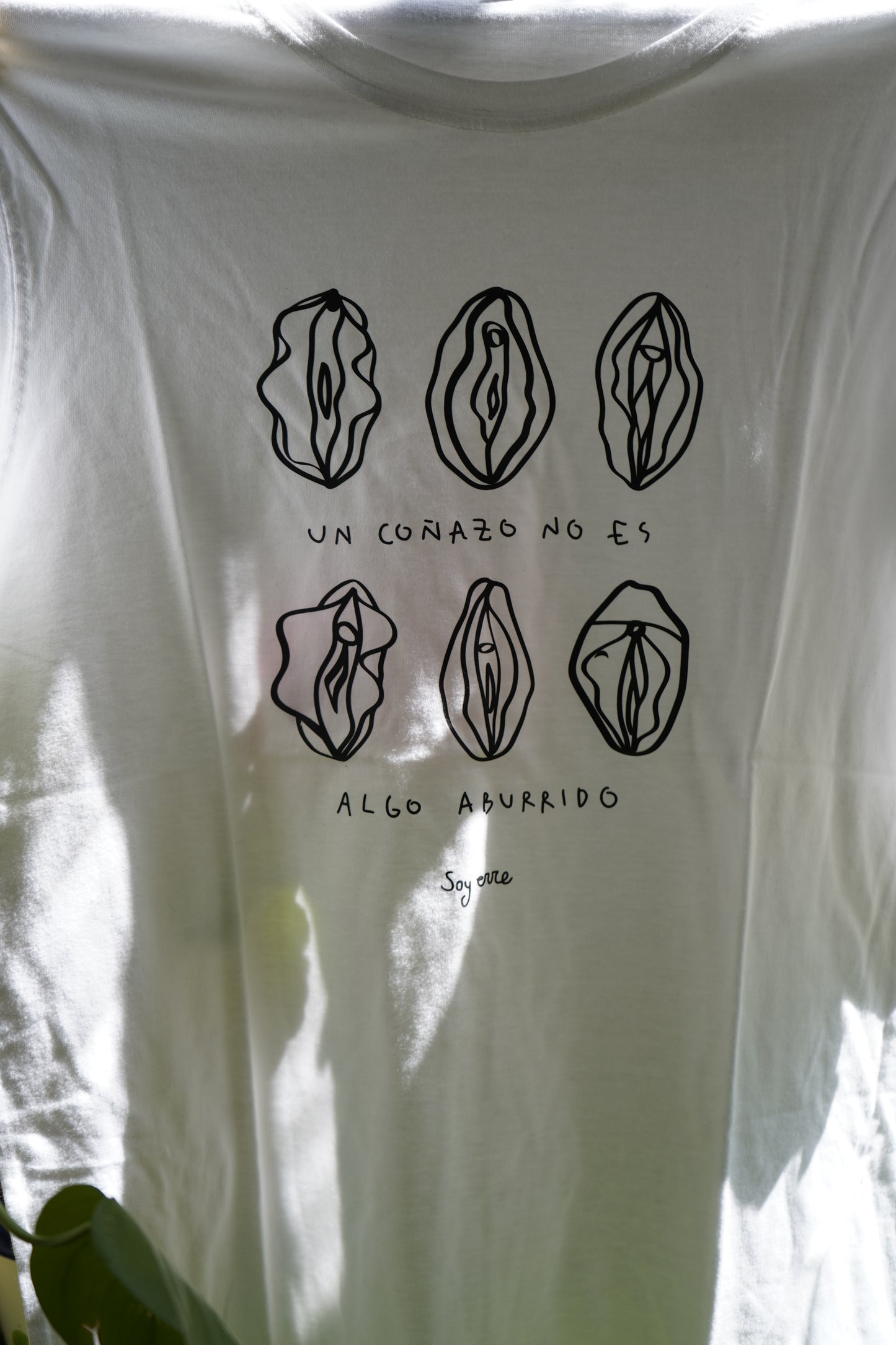 Camiseta coños ilustrados Un coñazo no es algo aburrido