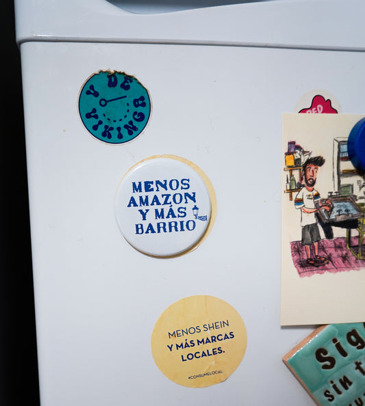 Imán Menos Amazon y Más Barrio