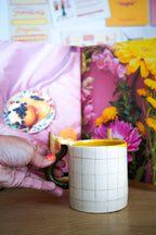 Taza flor asa amarilla