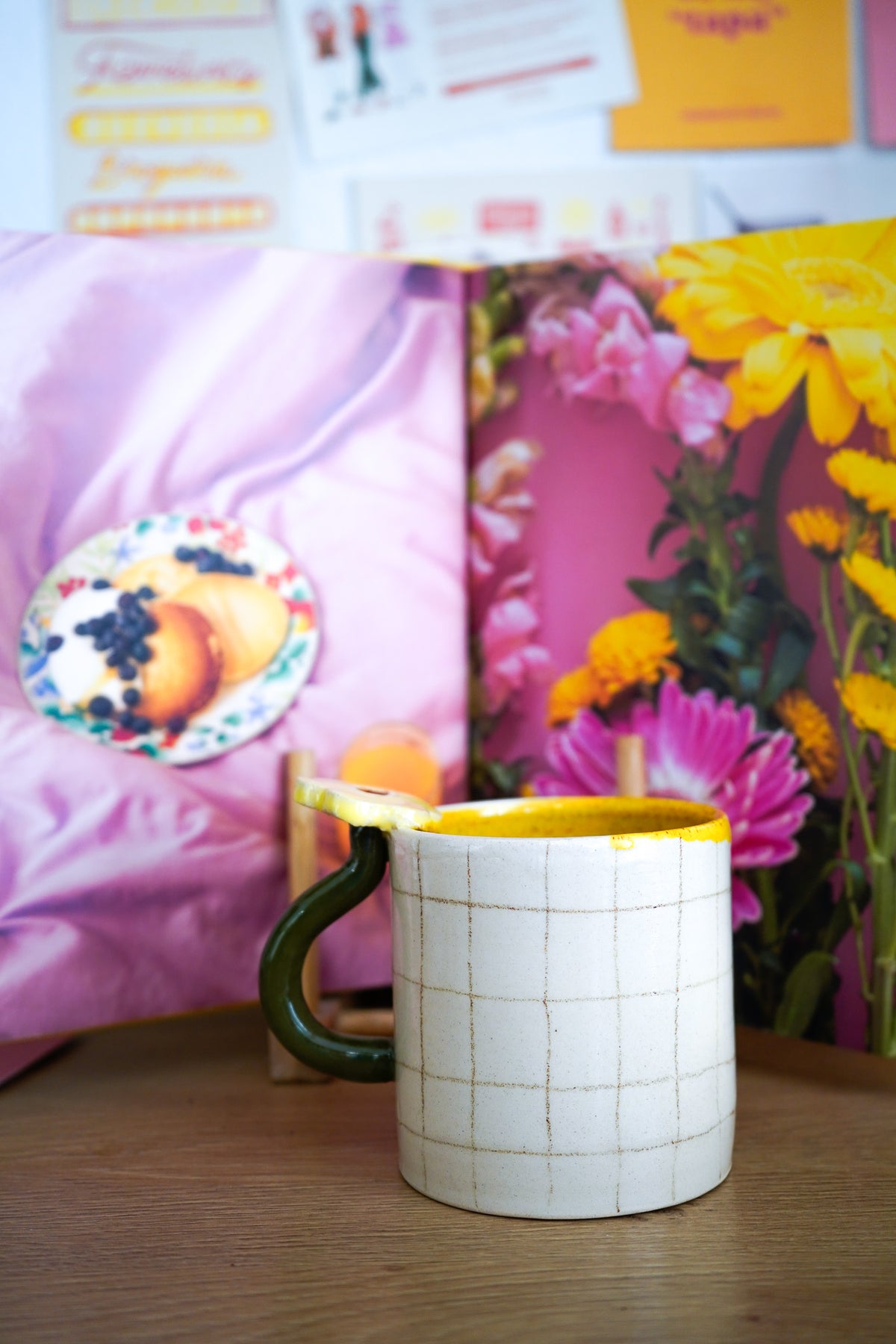 Taza flor asa amarilla
