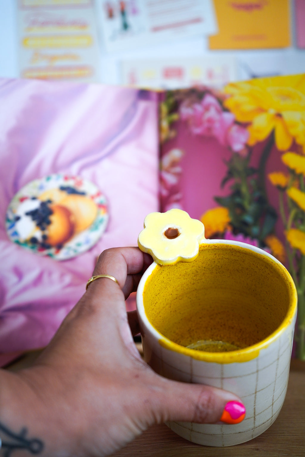 Taza flor asa amarilla