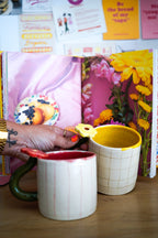 Taza flor asa amarilla