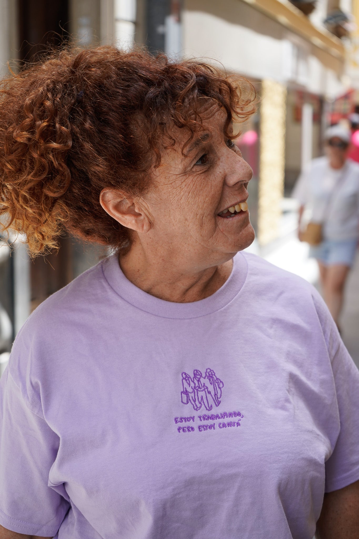Camiseta Bordada de Estoy trabajando pero estoy cansá