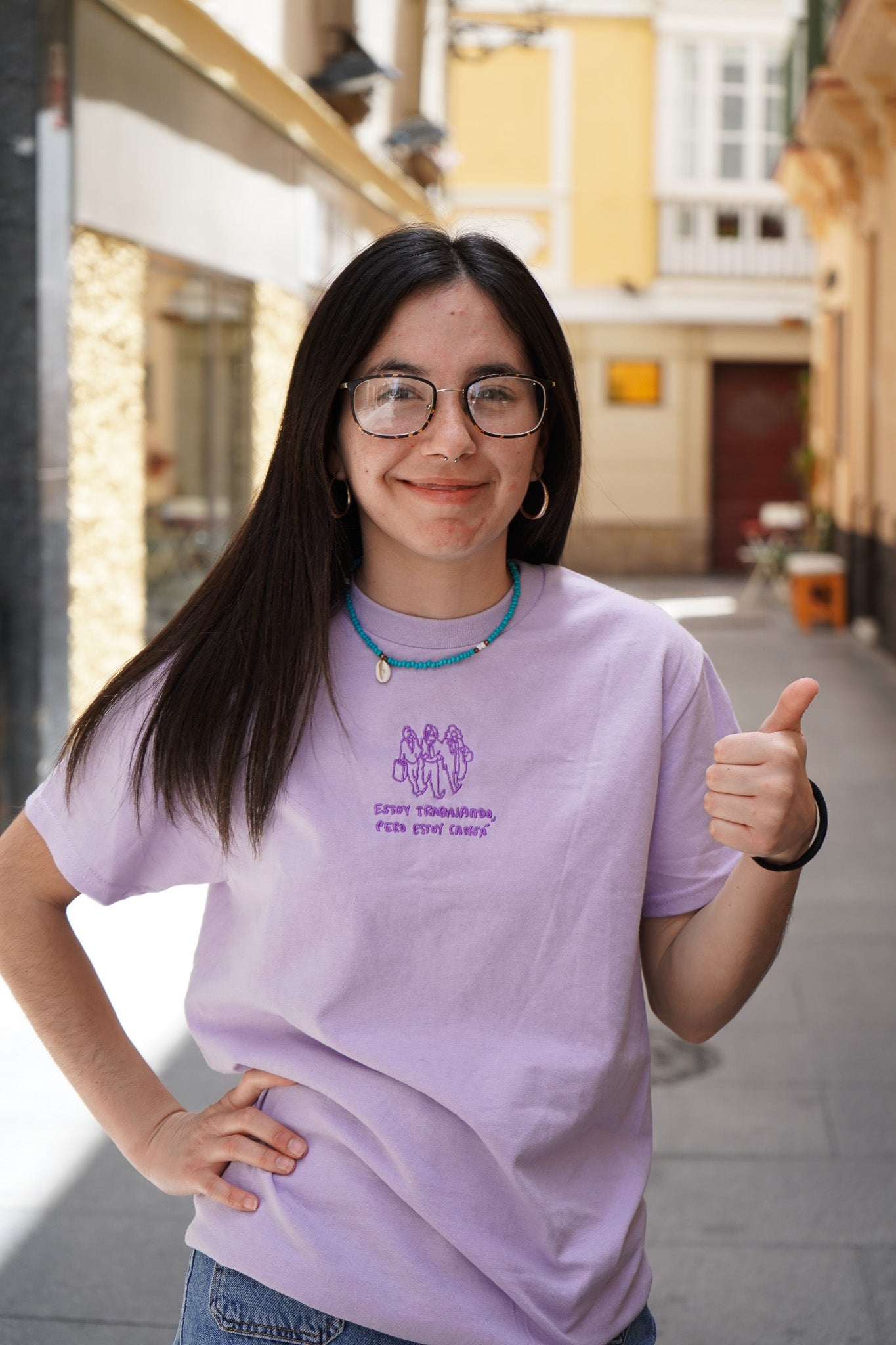 Camiseta Bordada de Estoy trabajando pero estoy cansá