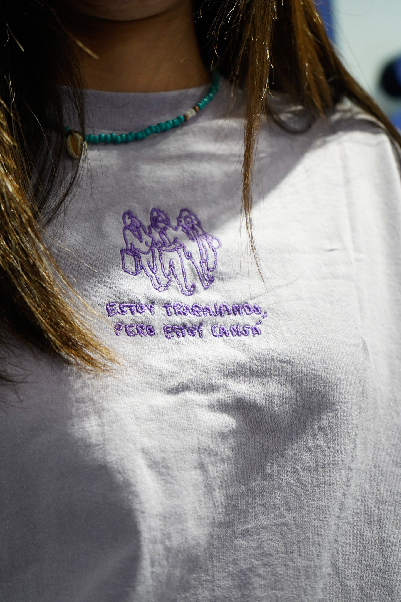 Camiseta Bordada de Estoy trabajando pero estoy cansá