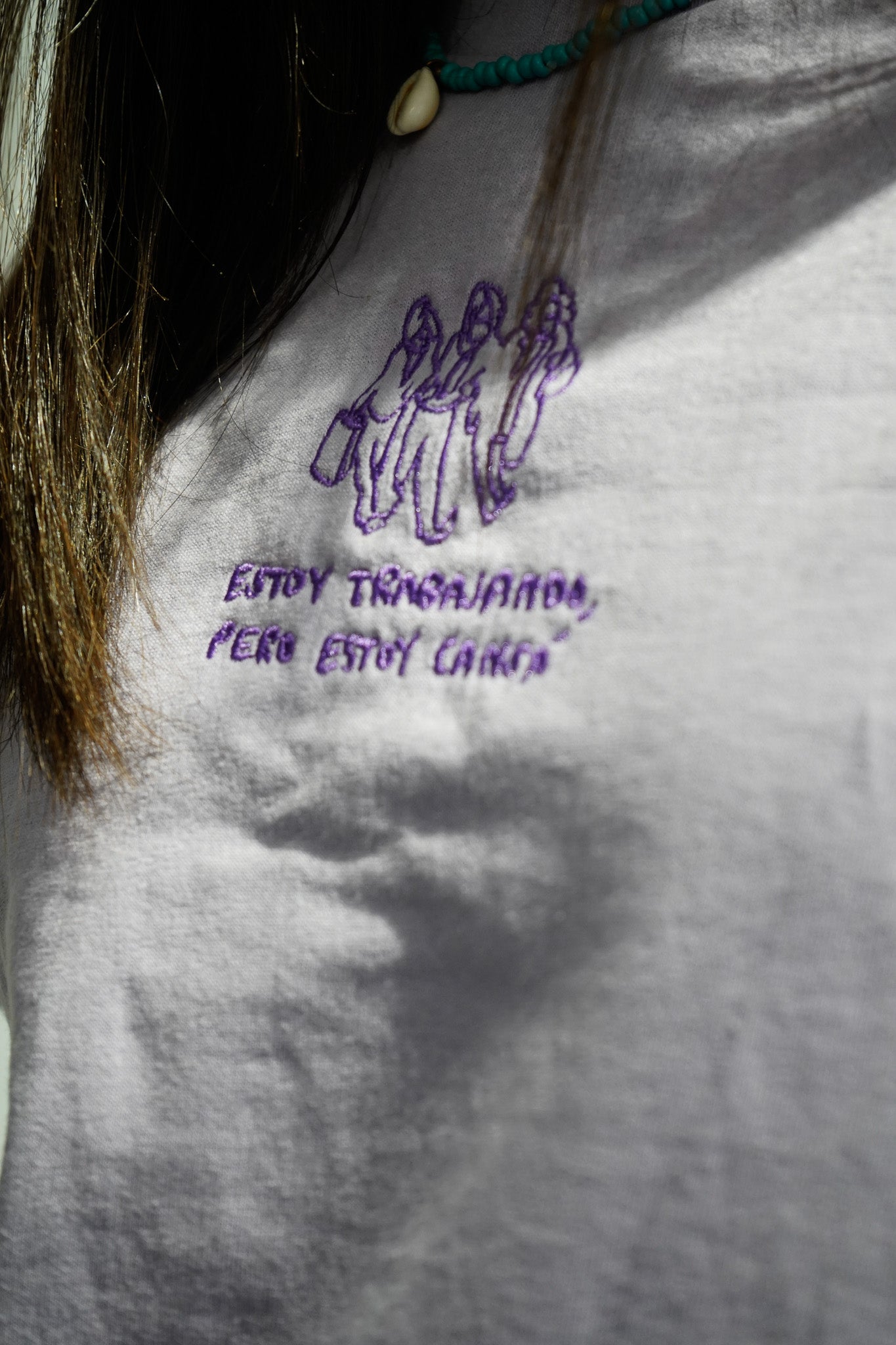 Camiseta Bordada de Estoy trabajando pero estoy cansá