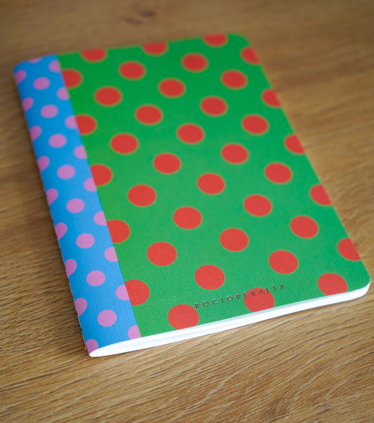 Rocío Peralta - Libreta verde lunares rojos