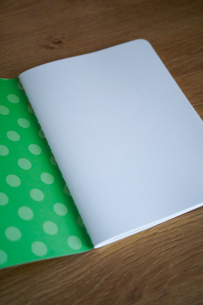 Rocío Peralta - Libreta verde lunares rojos