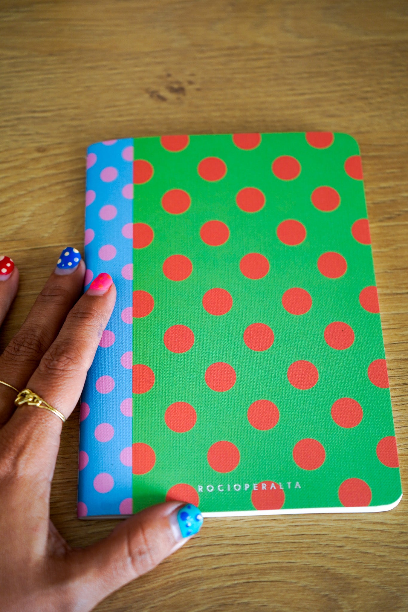 Rocío Peralta - Libreta verde lunares rojos