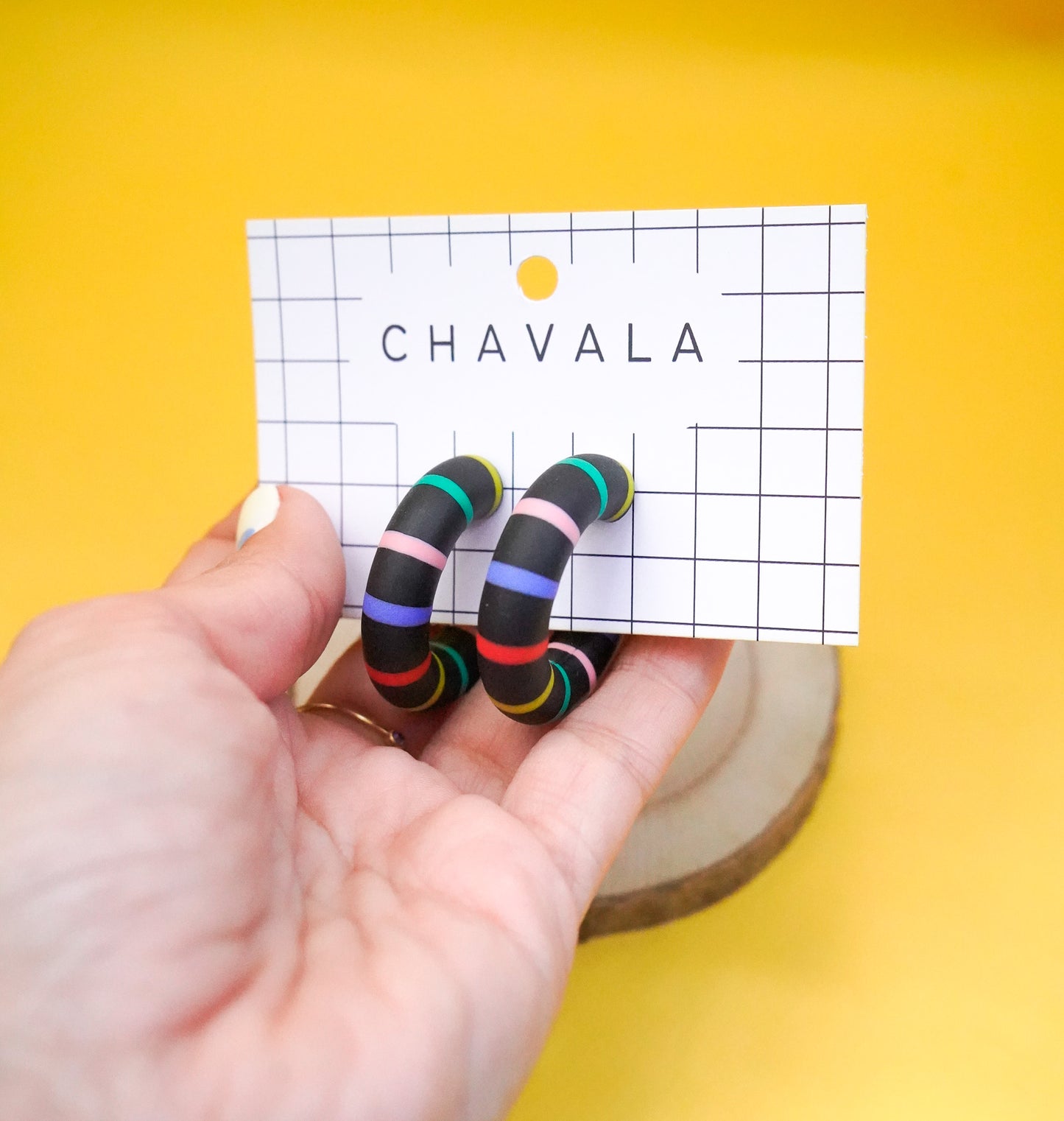 Pendientes #9 negro líneas de colores