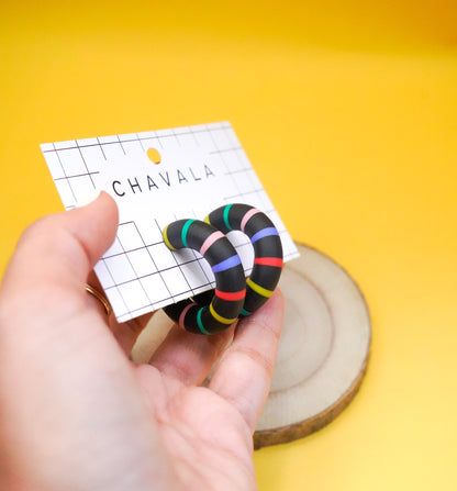 Pendientes #9 negro líneas de colores