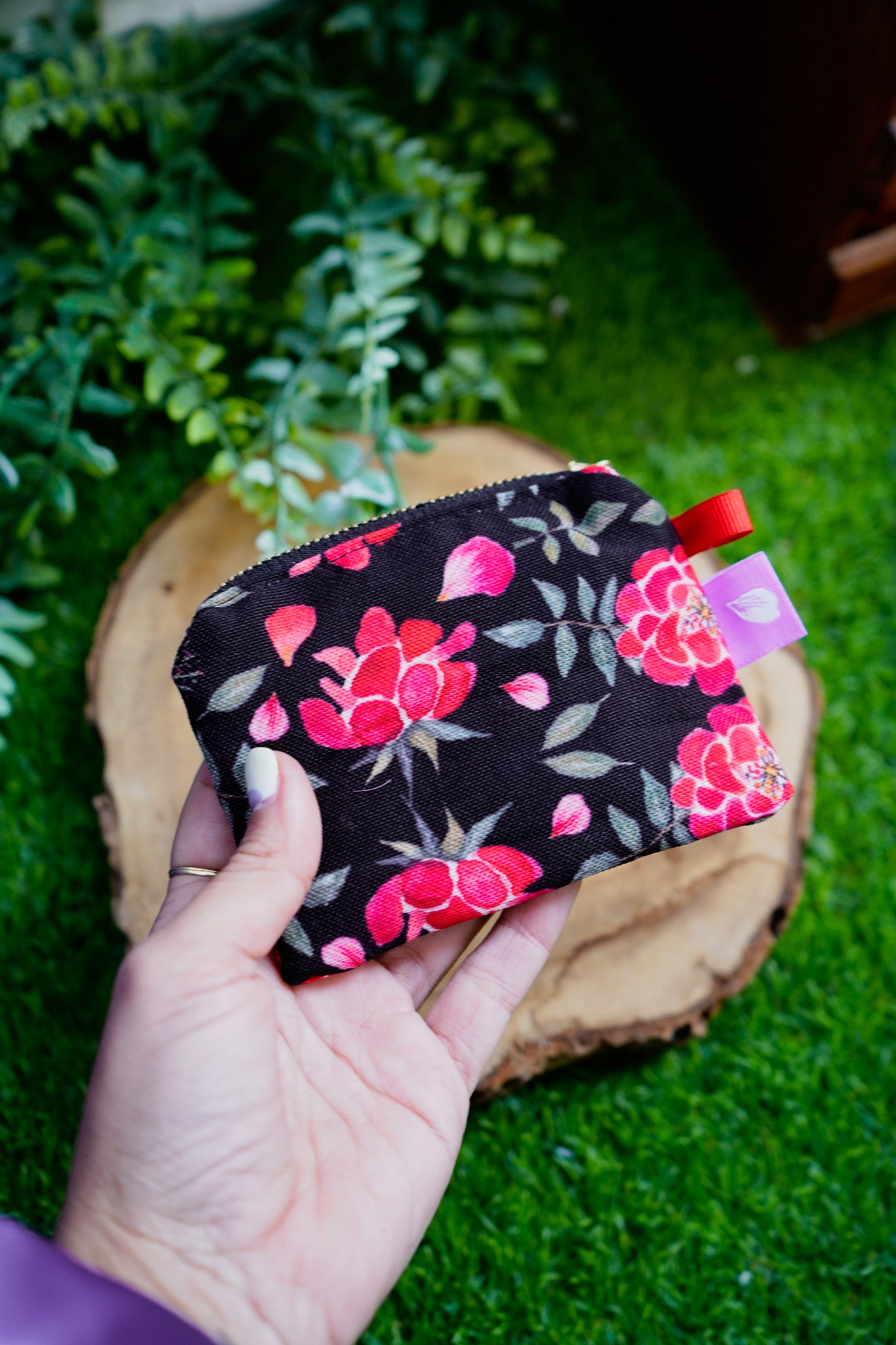 Monedero negro rosas