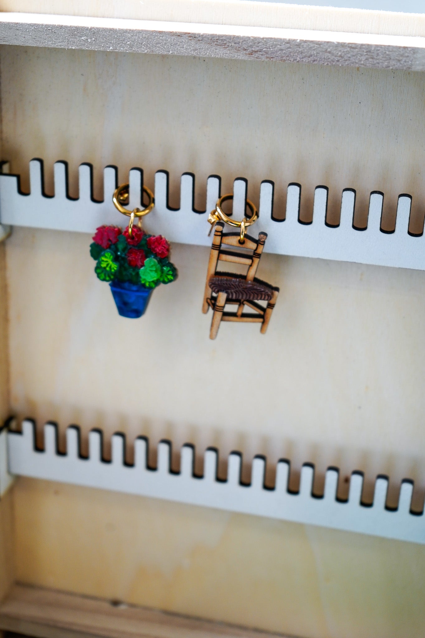 Pendientes PACK silla enea y maceta geranios