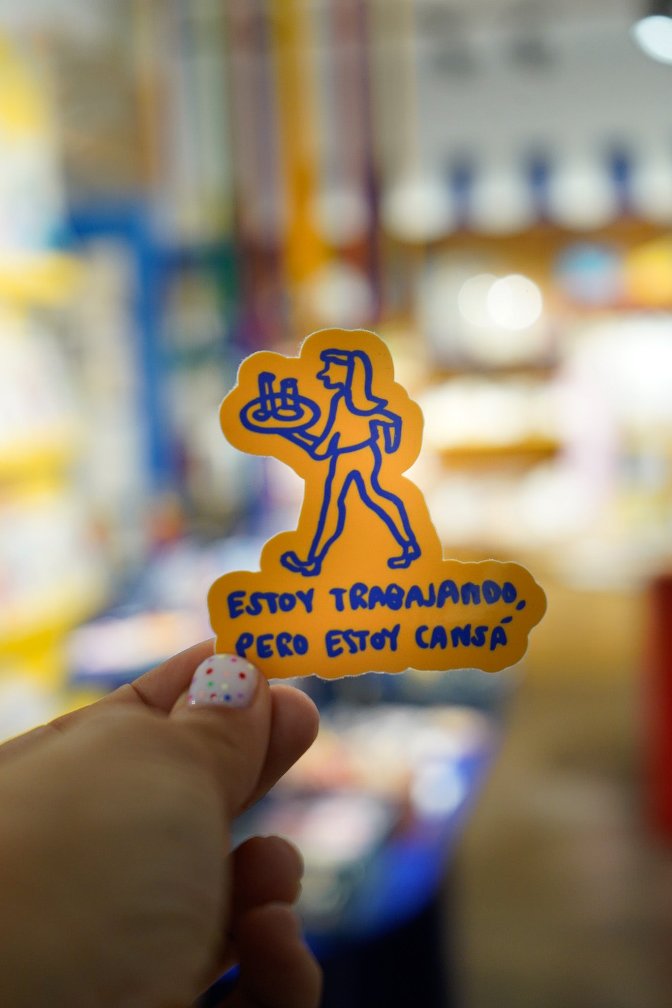 Pegatina Estoy trabajando, pero estoy cansá