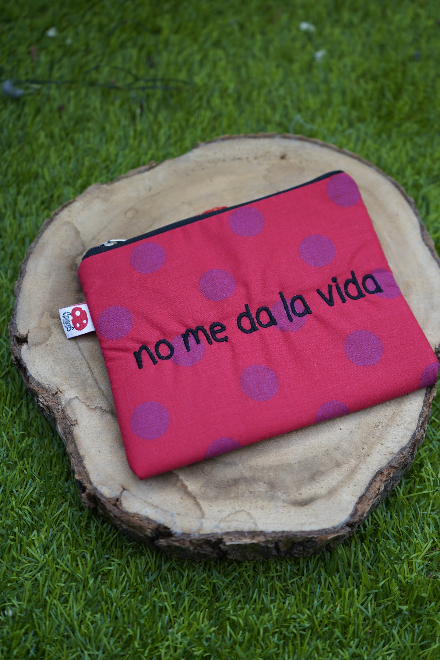 Rojo lunares rojos letra negra - No me da la vida - Monedero