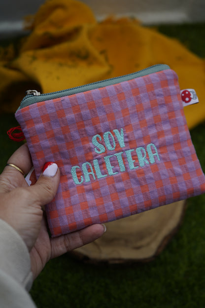 Vichy lila letra celeste - Monedero - SOY CALETERA