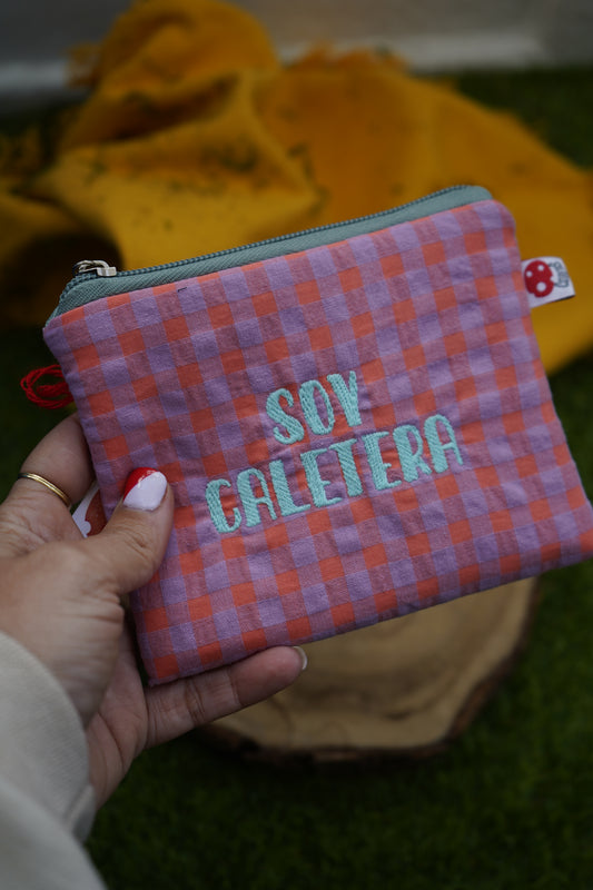 Vichy lila letra celeste - Monedero - SOY CALETERA