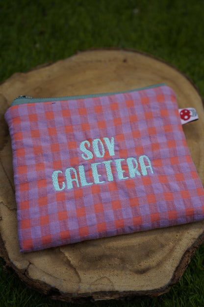 Vichy lila letra celeste - Monedero - SOY CALETERA