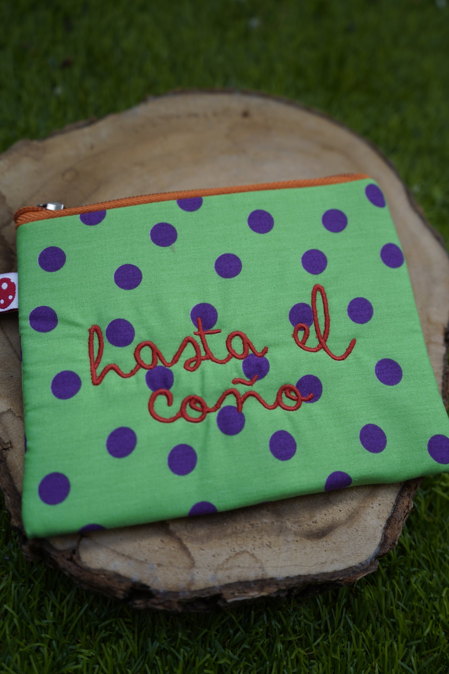 Verde lunares morados letra roja - Monedero - Hasta el coño