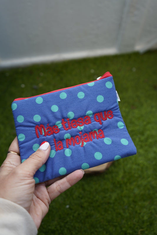 Azul lunares turquesa letra roja - Monedero - Más tiesa que la mojama