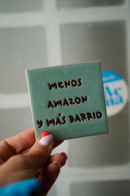 Azulejo imán de cerámica Menos Amazon y Más Barrio