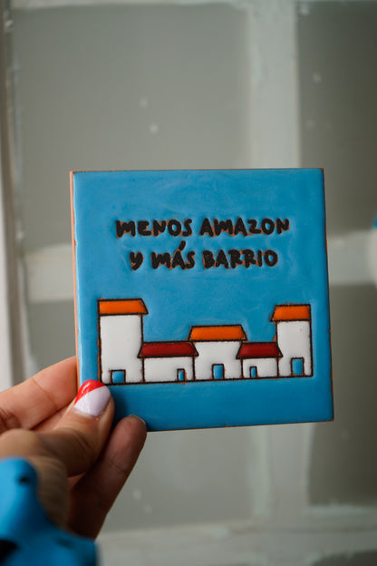 Azulejo de cerámica mediano MENOS AMAZON Y MÁS BARRIO