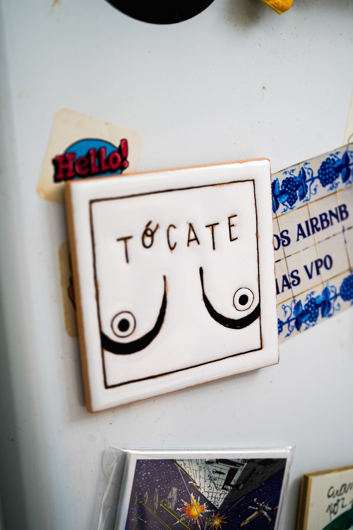 Azulejo imán de cerámica "Tócate"