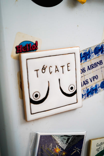 Azulejo imán de cerámica "Tócate"