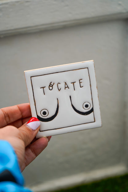 Azulejo imán de cerámica "Tócate"