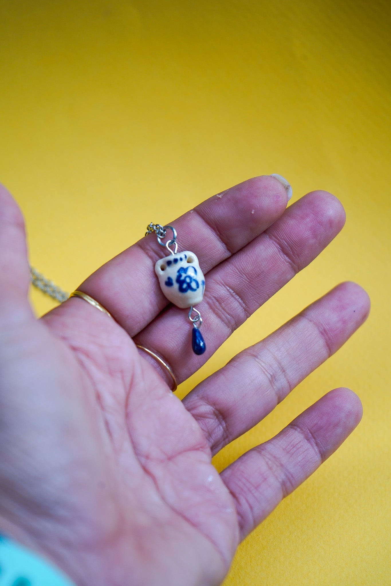 Collar jarrones con gota de colores