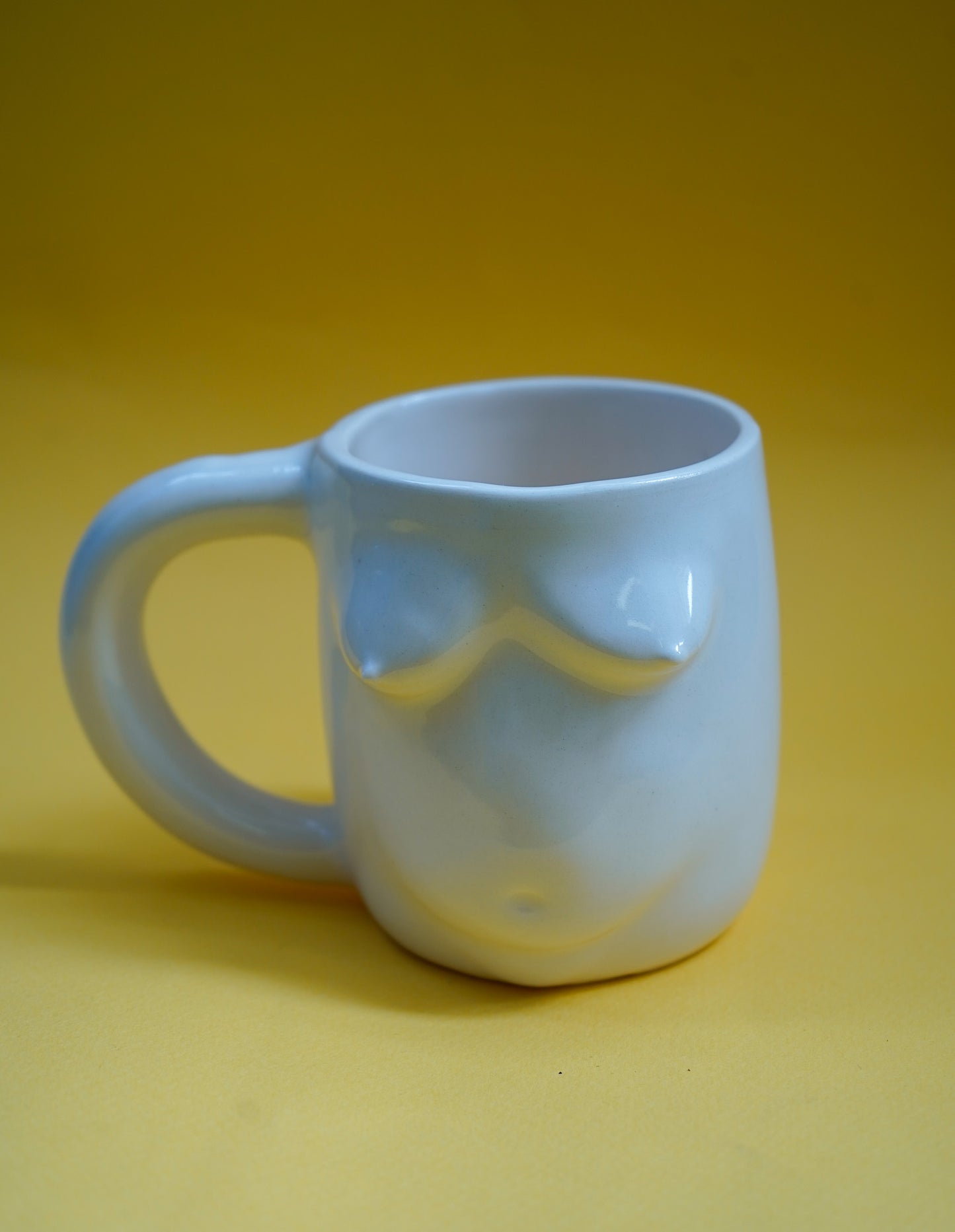 Taza con asa cuerpo femenino