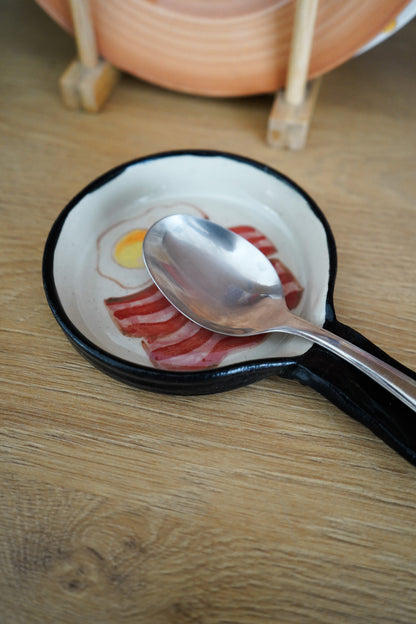 Sartén cerámica reposa cucharas