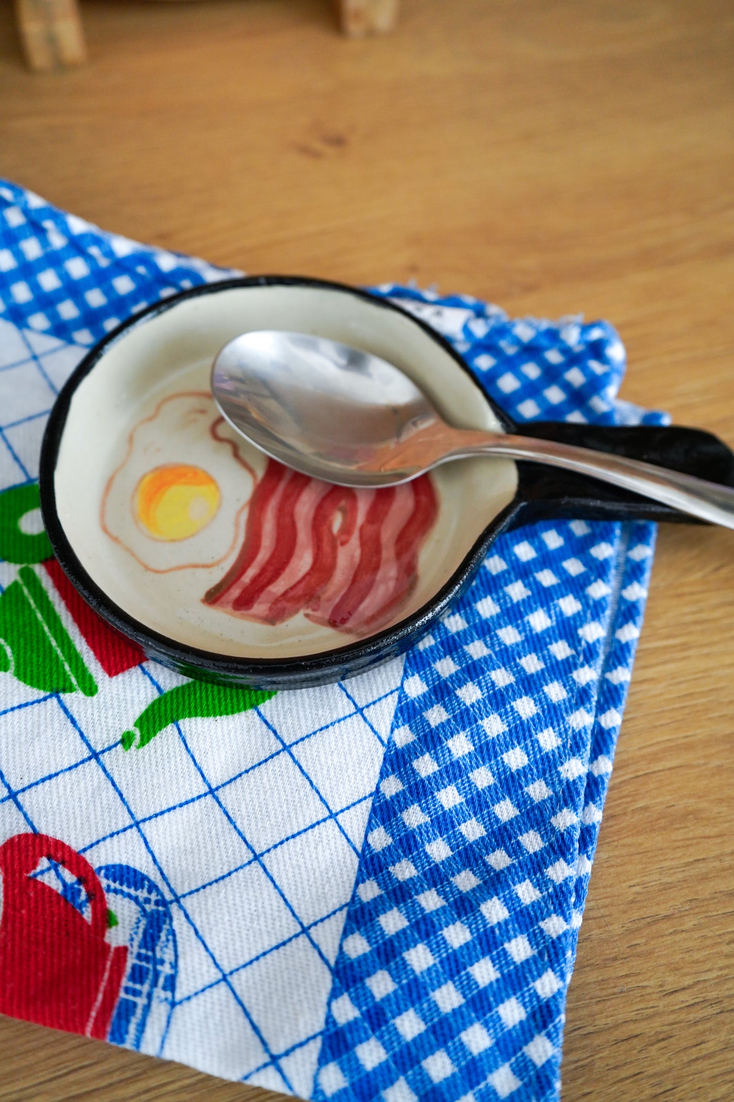 Sartén cerámica reposa cucharas