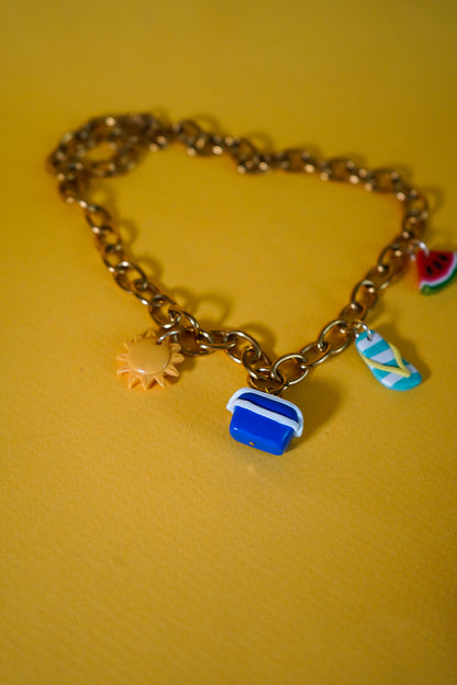 Collar playero: nevera, sandía, chancla y sol