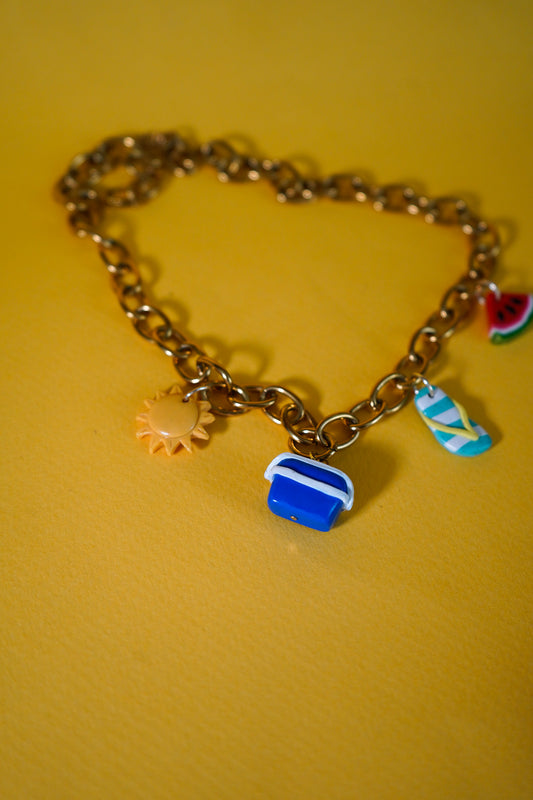 Collar playero: nevera, sandía, chancla y sol