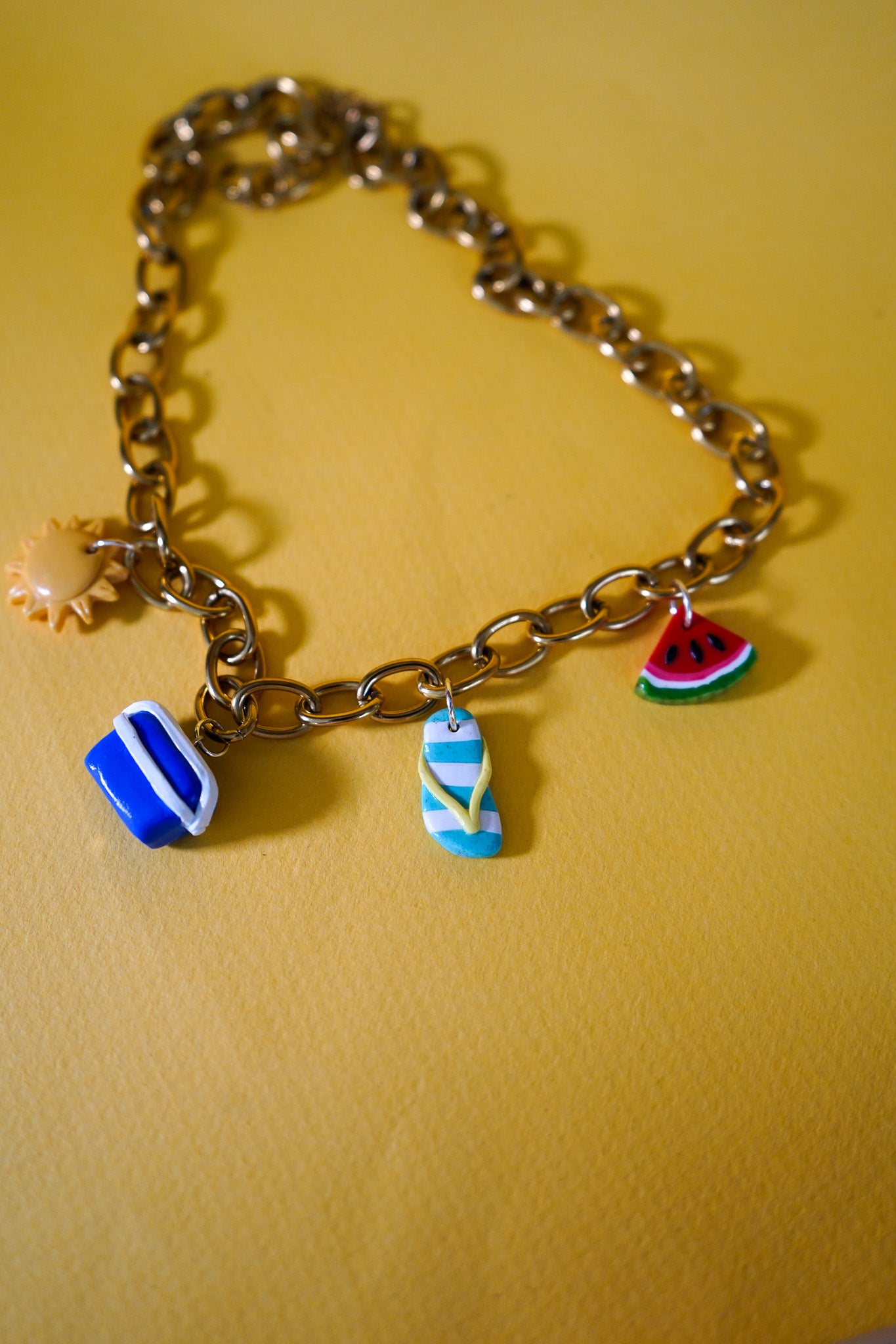 Collar playero: nevera, sandía, chancla y sol