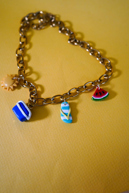 Collar playero: nevera, sandía, chancla y sol