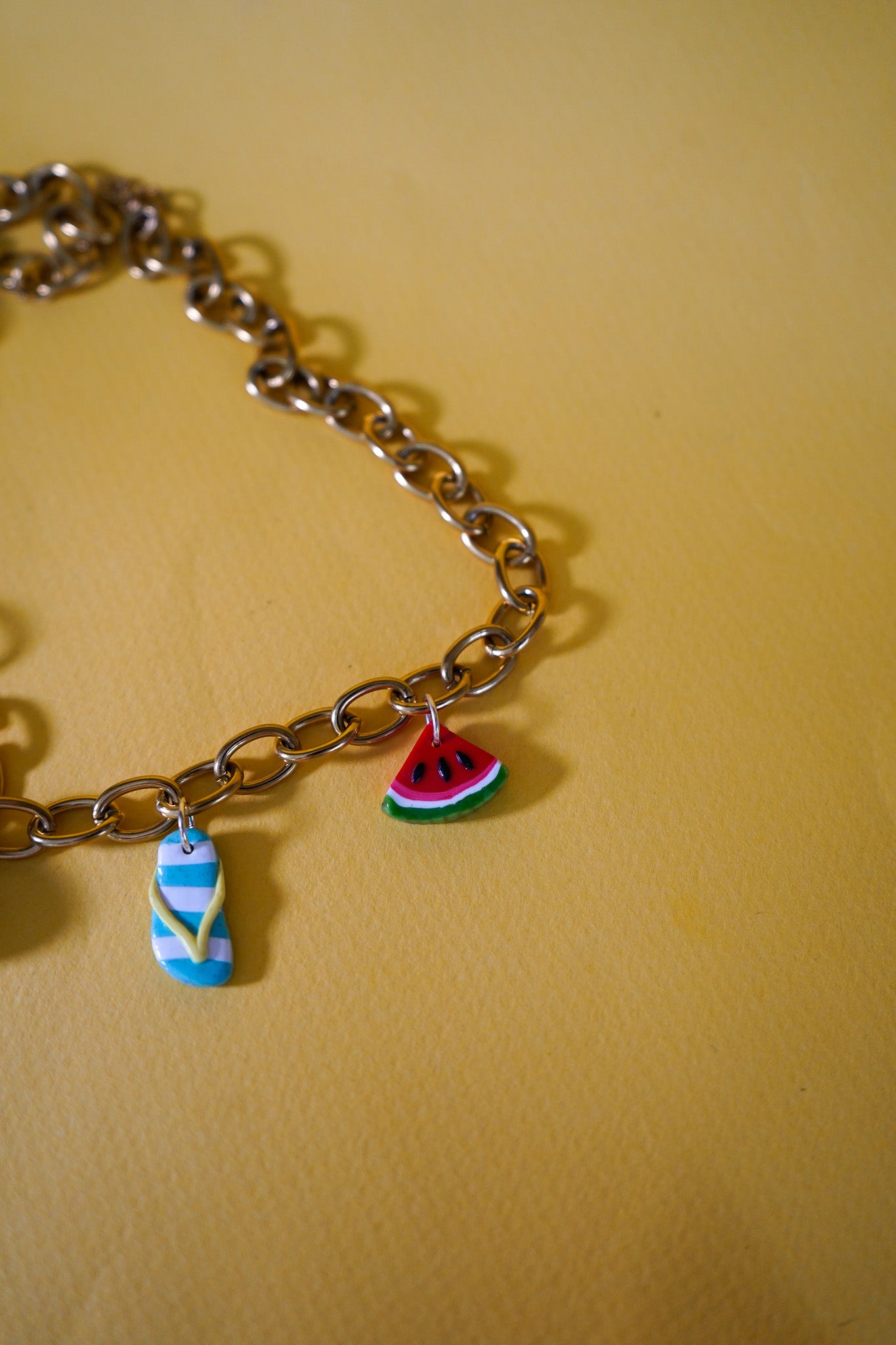Collar playero: nevera, sandía, chancla y sol