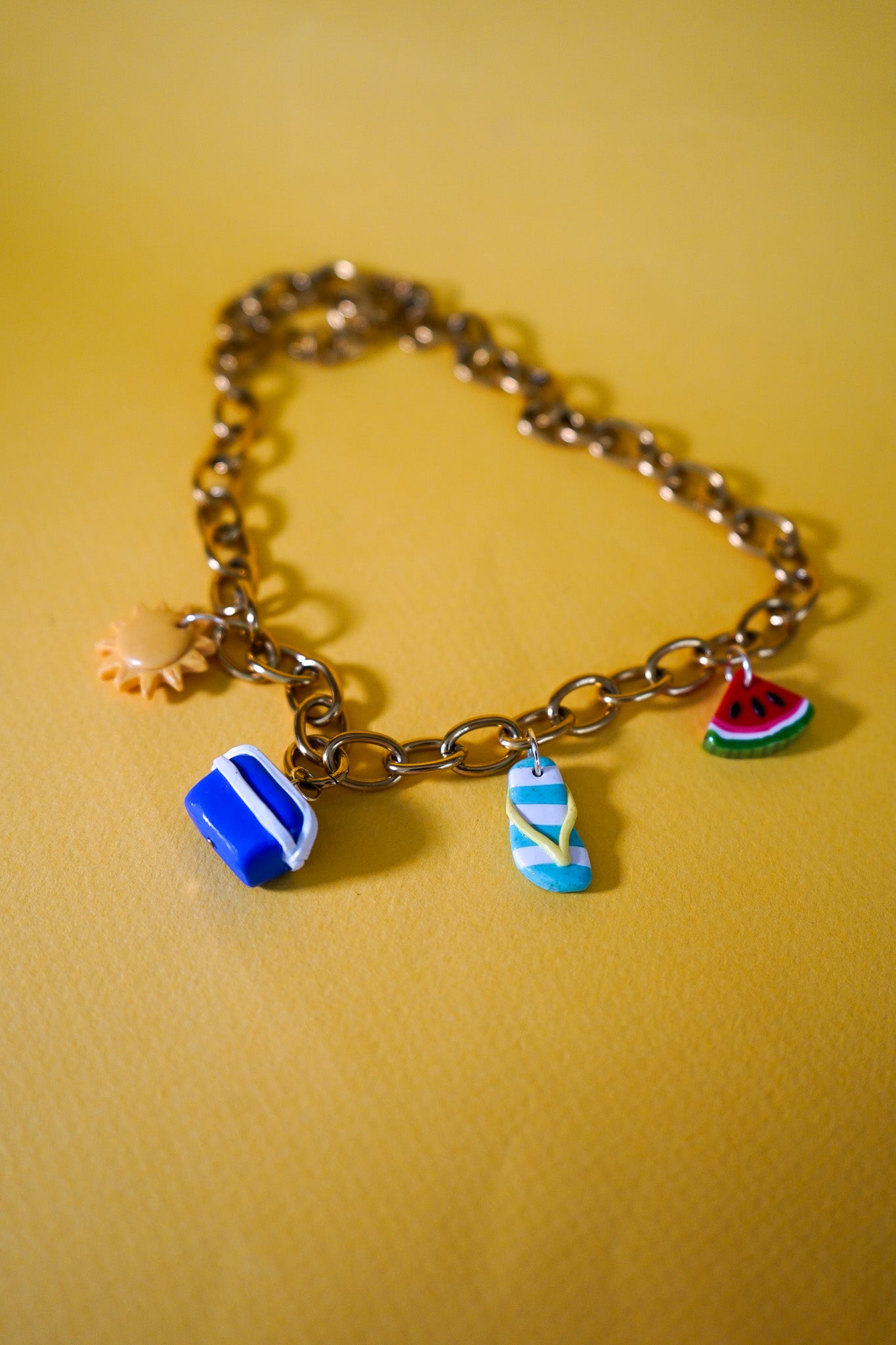 Collar playero: nevera, sandía, chancla y sol