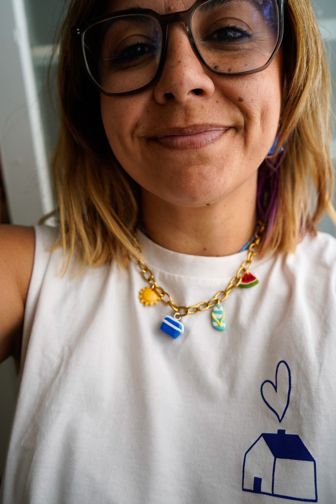 Collar playero: nevera, sandía, chancla y sol