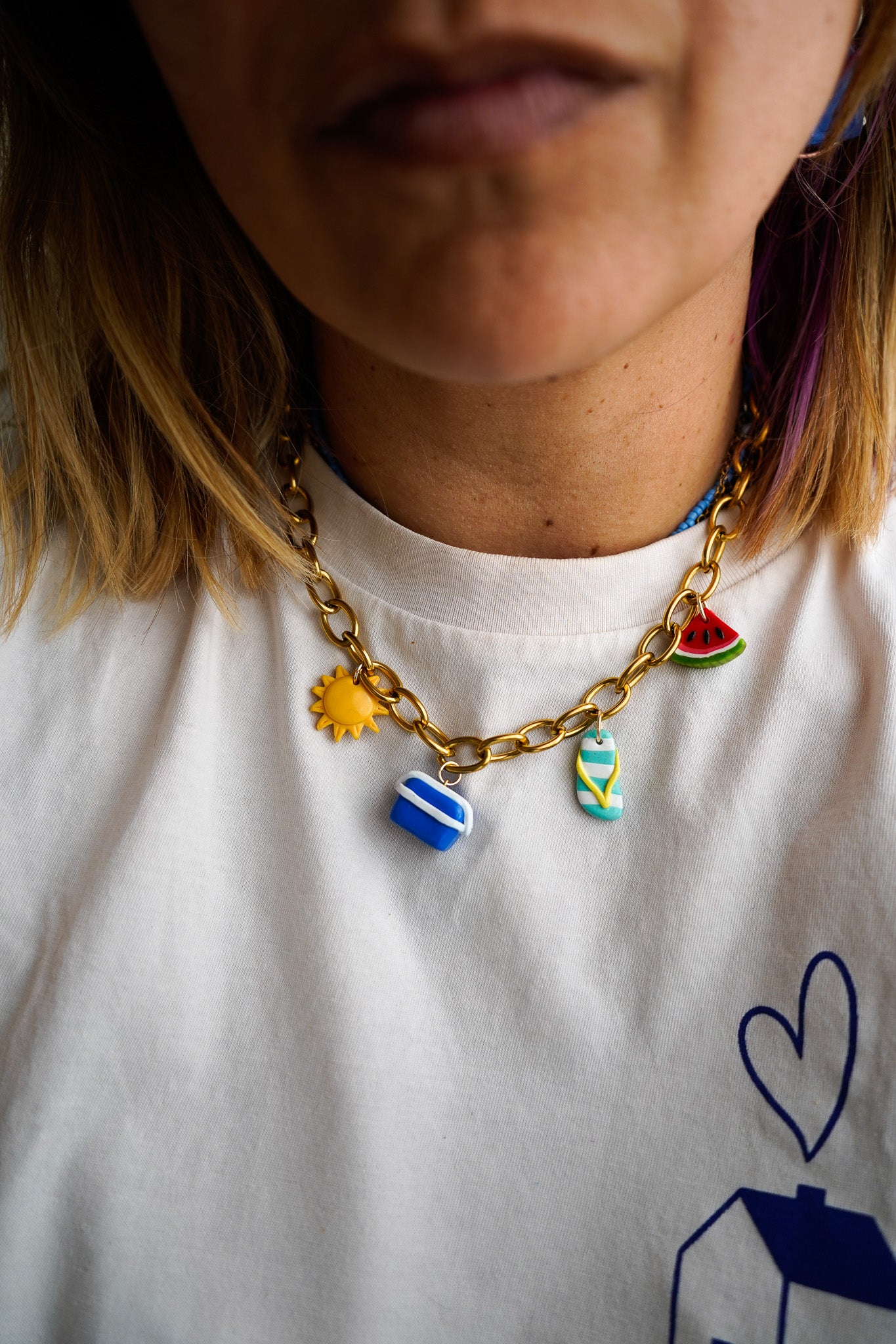 Collar playero: nevera, sandía, chancla y sol
